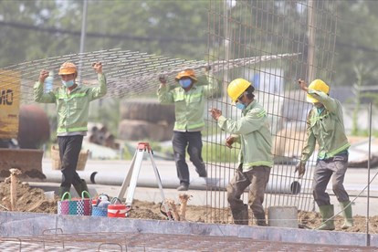 Không chấp hành các biện pháp phòng, chống dịch COVID-19 theo yêu cầu của cơ quan nhà nước có thẩm quyền mức phạt từ 5-10 triệu đồng đối với các cơ sở sản xuất, nhà máy không xây dựng phương án, kịch bản phòng chống dịch; Không tạm dừng hoạt động thi công; Tổ chức nghi lễ đám tang trên 20 người; Người dân ra khỏi thành phố trong thời gian giãn cách... (Ảnh minh họa)