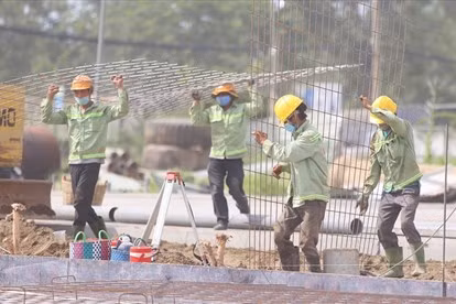 Không chấp hành các biện pháp phòng, chống dịch COVID-19 theo yêu cầu của cơ quan nhà nước có thẩm quyền mức phạt từ 5-10 triệu đồng đối với các cơ sở sản xuất, nhà máy không xây dựng phương án, kịch bản phòng chống dịch; Không tạm dừng hoạt động thi công; Tổ chức nghi lễ đám tang trên 20 người; Người dân ra khỏi thành phố trong thời gian giãn cách... (Ảnh minh họa)