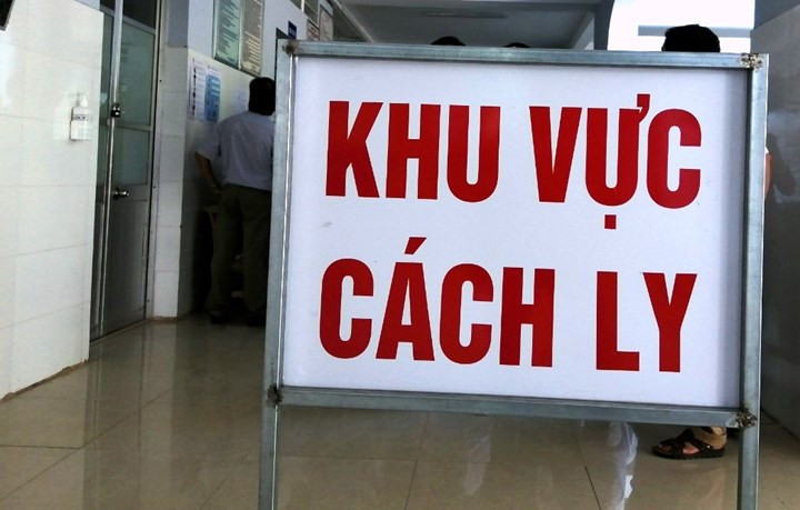 Hành vi từ chối hoặc trốn tránh việc áp dụng biện pháp cách ly y tế, cưỡng chế cách ly y tế của cơ quan nhà nước có thẩm quyền. Đối với người được xác định mắc COVID-19 mức phạt từ 15-20 triệu đồng, buộc thực hiện cách ly y tế, cưỡng chế cách ly y tế theo quy định. (Ảnh minh họa)