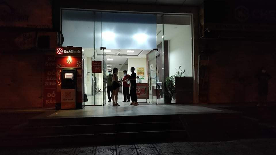 Trước đó, vụ bé gái rơi từ tầng cao chung cư tử vong xảy ra khoảng 22h đêm ngày 3/8, nhiều người dân sống tại chung cư HH4C Linh Đàm, phường Hoàng Liệt, quận Hoàng Mai, Hà Nội bất ngờ nghe thấy tiếng động lớn phát ra từ khu vực giếng trời tầng 3, đoạn giáp danh giữa hai toà HH4C và HH4B. Khi mọi người ra kiểm tra thì bàng hoàng phát hiện một bé gái nằm bất động, đã tử vong.