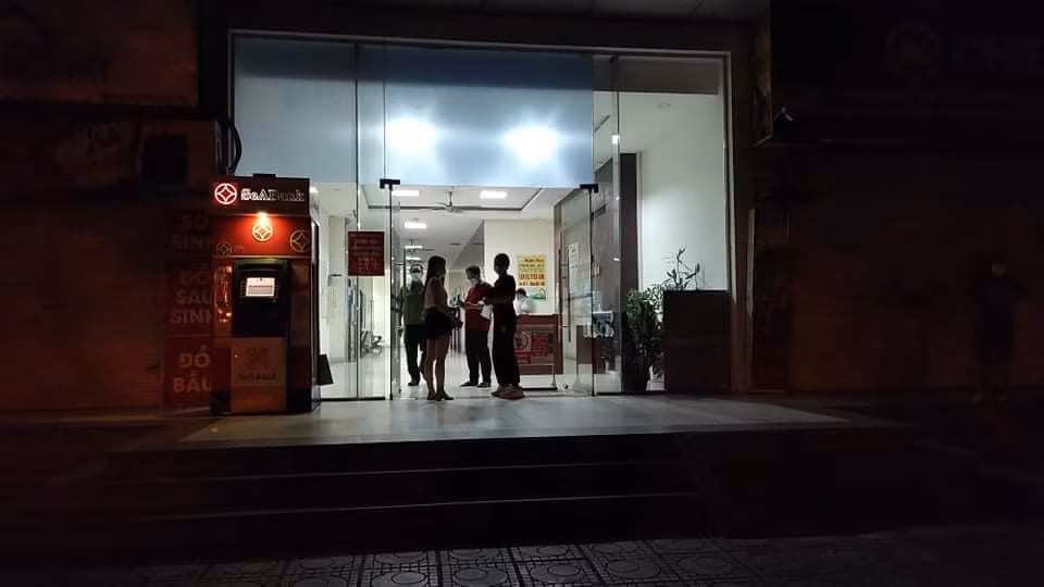 Trước đó, vụ bé gái rơi từ tầng cao chung cư tử vong xảy ra khoảng 22h đêm ngày 3/8, nhiều người dân sống tại chung cư HH4C Linh Đàm, phường Hoàng Liệt, quận Hoàng Mai, Hà Nội bất ngờ nghe thấy tiếng động lớn phát ra từ khu vực giếng trời tầng 3, đoạn giáp danh giữa hai toà HH4C và HH4B. Khi mọi người ra kiểm tra thì bàng hoàng phát hiện một bé gái nằm bất động, đã tử vong.