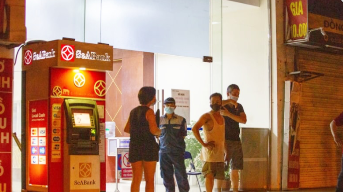 Nhiều người thân vẫn chưa hiểu tại sao cháu bé 12 tuổi lại xảy ra cơ sự này. "Bố đẻ cháu không ở đây nên muốn sau khi con mất cơ quan công an vào cuộc khám nghiệm tử thi để khách quan. Tôi nghĩ có thể do bố mẹ ly hôn, con một mình biểu hiện trầm cảm nhẹ, nếu không để ý cũng khó phát hiện được" - người thân chia sẻ thêm.