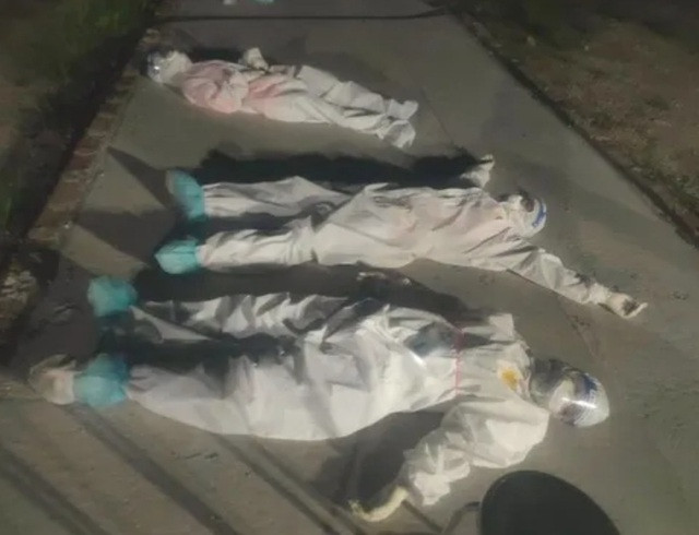 Sinh viên Học viện Y Dược học cổ truyền Việt Nam lấy mẫu xét nghiệm liên tục nhiều giờ tại tâm dịch tỉnh Bắc Giang. Sau một ngày làm việc liên tục trong thời tiết nắng nóng, họ mệt lả tranh thủ nghỉ ngơi. 