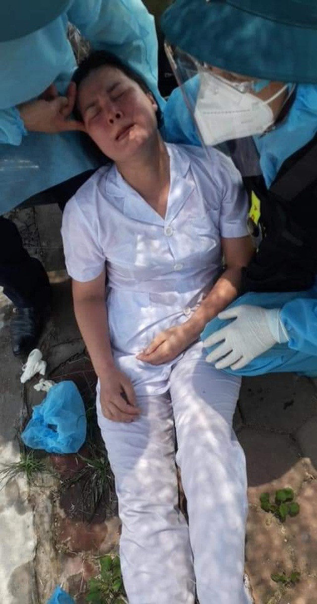 Nhân viên y tế lấy mẫu xét nghiệm ở phường Khắc Niệm, thành phố Bắc Ninh ngất xỉu giữa nắng nóng. 