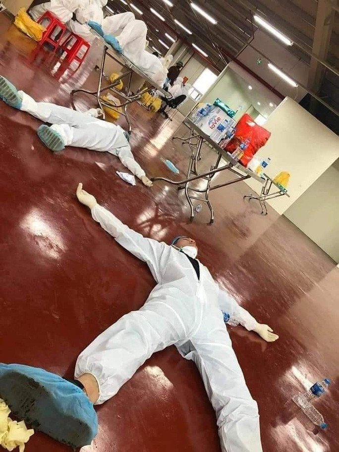  Y, bác sĩ quên mình trên tuyến đầu chống dịch COVID-19: Ngày 15/5, đoàn xe chở 200 cán bộ là y bác sĩ, nhân viên y tế tình nguyện của Bệnh viện Việt Nam - Thụy Điển Uông Bí (Quảng Ninh) cùng trang thiết bị hiện đại nhất đã lên đường "chi viện" cho tỉnh Bắc Giang chống dịch. Ai cũng đã thấm mệt khi phải mặc bộ quần áo bảo hộ ngột ngạt trong tiết trời oi bức. Họ bắt đầu công việc từ 20 giờ tối, làm không ngừng nghỉ cho tới khi hoàn thành 9.000 mẫu xét nghiệm. 