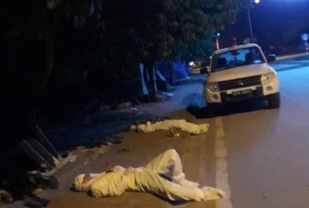  Hai nhân viên y tế Điện Biên kiệt sức, nằm nghỉ bên vệ đường: Ngày 17/5, khi anh Lò Văn Linh thuộc Trung tâm Y tế huyện Nậm Pồ và anh Thân, lái xe huyện Mường Chà (Điện Biên) nhận lệnh chở những F0 xuống bệnh viện dã chiến ở trung tâm thành phố. Rạng sáng 18/5, sau khi hoàn thành nhiệm vụ, các anh lập tức quay về Nậm Pồ mà không có lấy một phút nghỉ ngơi. hai nhân viên y tế mặc nguyên đồ bảo hộ kín mít và tranh thủ chợp mắt ngay bên vệ đường. 