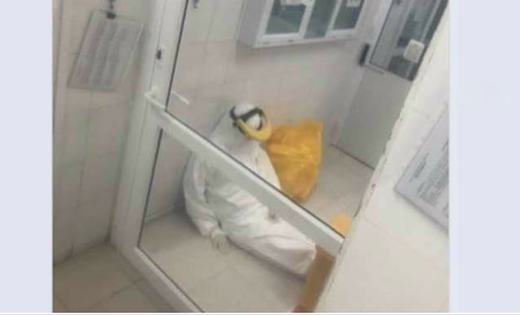  Nữ nhân viên xét nghiệm kiệt sức, ngồi bệt trong phòng: Ngày 13/5, ông Hoàng Việt Cường, Phó chánh Văn phòng UBND tỉnh Thừa Thiên - Huế cho biết, hình ảnh chị Dương Thị Kiều Trang, nhân viên y tế của CDC. Chị Trang đã xét nghiệm liên tục, căng thẳng, đến kiệt sức, ngồi bệt trong phòng xét nghiệm.