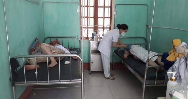 Hai nhân viên y tế Bắc Ninh mất nước, mệt lả phải truyền nước.