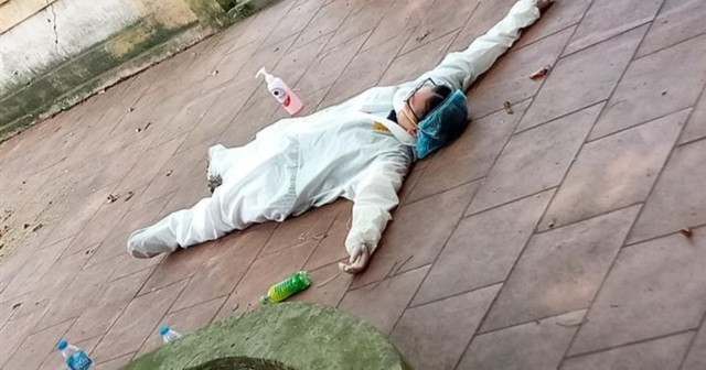  Một số hình ảnh những chiến binh ngành y vắt kiệt sức chống COVID vào tháng 5/2021 ở các tỉnh Miền Bắc: Nữ nhân viên y tế mệt lả nằm ngay xuống nền gạch, tranh thủ nghỉ ngơi vài phút ngắn ngủi, giữa bộn bề công việc tại tâm dịch COVID-19 ở tỉnh Bắc Giang. 