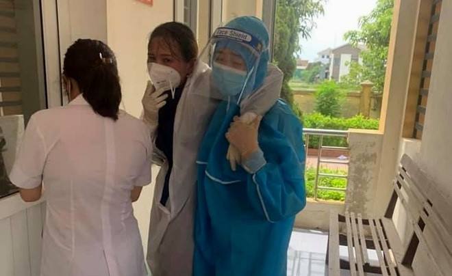  Nữ điều dưỡng ngất xỉu vì kiệt sức khi lấy mẫu xét nghiệm COVID-19: Ngày 7/6, chị Lê Thị Duyên (39 tuổi, trú huyện Cẩm Xuyên, Hà Tĩnh) cùng 7 đồng nghiệp được tăng cường cho Trung tâm kiểm soát bệnh tật tỉnh Hà Tĩnh để lấy mẫu xét nghiệm COVID-19 cho người dân. Do phải trực cả ngày đêm, sau đó được tăng cường cho tuyến đầu chống dịch, chị Duyên đã bị kiệt sức, ngất xỉu. 