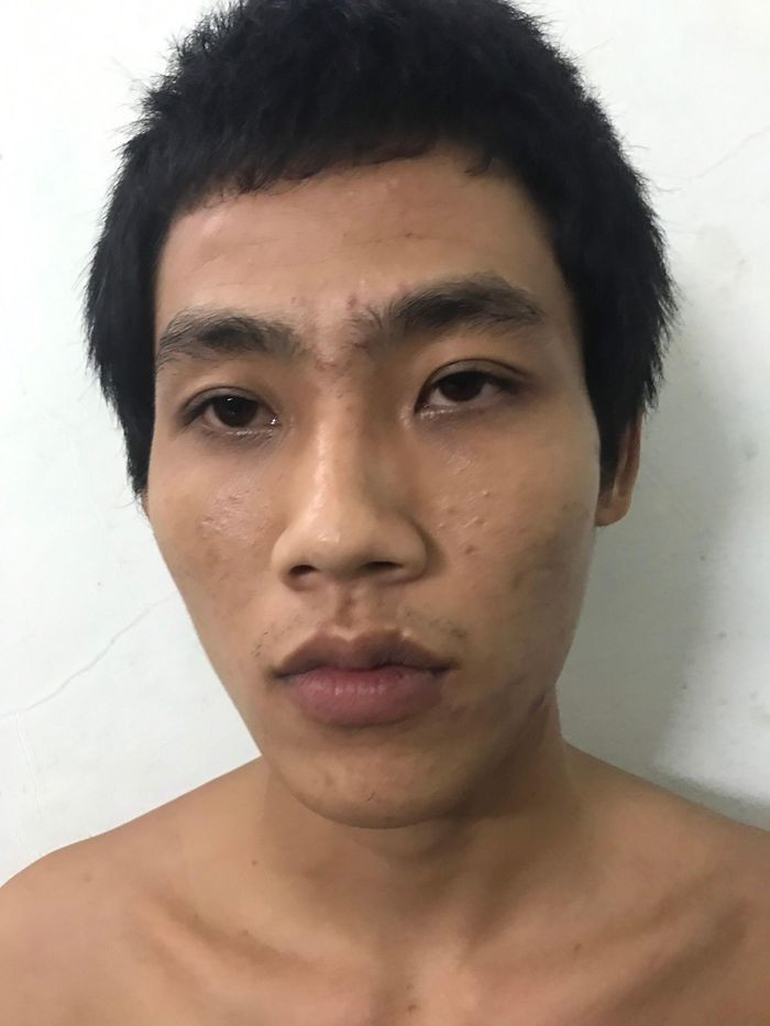  Túm cổ áo phó công an xã khi bị kiểm tra hành chính: Bị lực lượng chức năng dừng xe kiểm tra hành chính do không đội mũ bảo hiểm, điều khiển xe máy lạng lách, đánh võng trên đường, Phùng Trí Tấn (26 tuổi, ở xã Phú Sơn, huyện Ba Vì, Hà Nội) đã lăng mạ, túm cổ áo 2 cán bộ công an xã Phú Sơn. Ngày 5/8, Tấn bị Công an huyện Ba Vì tạm giữ.