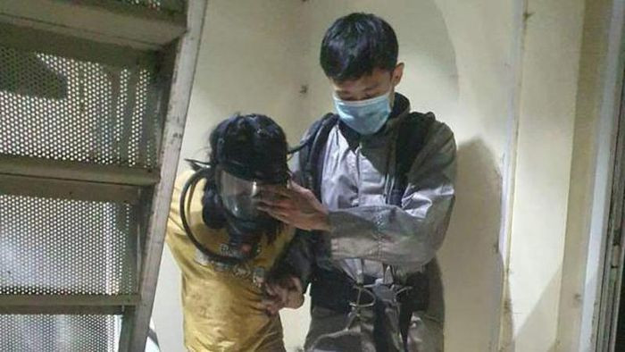  Chập điện gây cháy nhà, 4 người mắc kẹt: Khoảng 2h ngày 5/8, tại phường Tân Mai, quận Hoàng Mai, Hà Nội xảy ra vụ cháy. Phát hiện 4 người đang bị mắc kẹt, lực lượng cứu nạn đã nhường mặt nạ chống độc đưa xuống nơi an toàn. Nguyên nhân vụ hỏa hoạn được cho là do chập điện từ chiếc quạt gia chủ để dưới tầng 1.