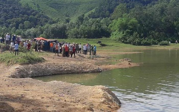  Nam sinh lớp 6 đuối nước: Chiều muộn 4/8. em Trần Đăng T. (SN 2009, trú huyện Đô Lương, Nghệ An) sau khi đi câu cá với người chú ruột đã cùng bạn xuống đập tắm thì chẳng may trượt chân, bị dòng nước cuốn trôi ở xã Hiến Sơn. Người chú của nam sinh xấu số lập tức hô hoán, chạy về gọi người làng ra ứng cứu nhưng không kịp.