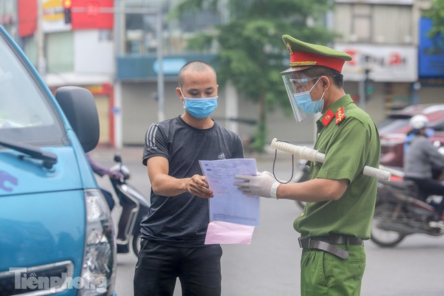 Việc kiểm tra đảm bảo đúng mục đích, đúng đối tượng theo hướng kiểm soát, giám sát việc sử dụng Giấy đi đường có điểm đến trên địa bàn mình quản lý để phát hiện, nhắc nhở hoặc kiến nghị xử lý các cơ quan, đơn vị, doanh nghiệp chưa tổ chức thực hiện nghiêm chỉ đạo của UBND thành phố về bố trí lịch làm việc, sản xuất, kinh doanh trong thời gian giãn cách. 