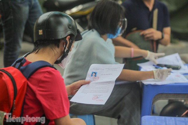 Một người ra đường nhưng không dùng đúng mẫu giấy đi đường do UBND TP Hà Nội ban hành bị kiểm tra, xử lý theo quy định. 