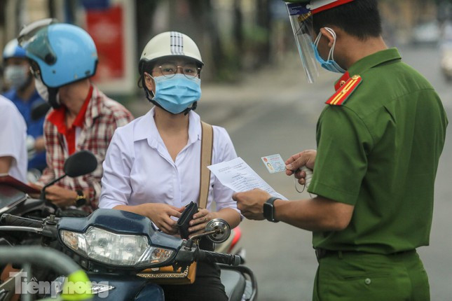 Văn bản của thành phố cũng yêu cầu các cơ quan, tổ chức, đơn vị, đoàn thể thuộc thành phố, người đứng đầu đơn vị có trách nhiệm quản lý chặt chẽ cán bộ, công chức, viên chức, người lao động, cam kết về việc đảm bảo các quy định về phòng, chống dịch; chịu trách nhiệm về việc cán bộ, công chức, viên chức, người lao động gây lây nhiễm dịch bệnh do không chấp hành nghiêm quy định phòng, chống dịch; không lập kế hoạch hoạt động, phân công công tác; cấp Giấy đi đường không đúng đối tượng và sử dụng Giấy đi đường sai mục đích.