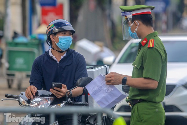 Mặc dù Hà Nội quy định việc ra đường trong thời điểm giãn cách phải có thêm giấy phân công nhiệm vụ, lịch, ca trực của đơn vị nhưng do quy định mới nên sáng nay lực lượng chức năng tại các chốt kiểm soát chỉ kiểm tra giấy đi đường và giấy tờ tùy thân.