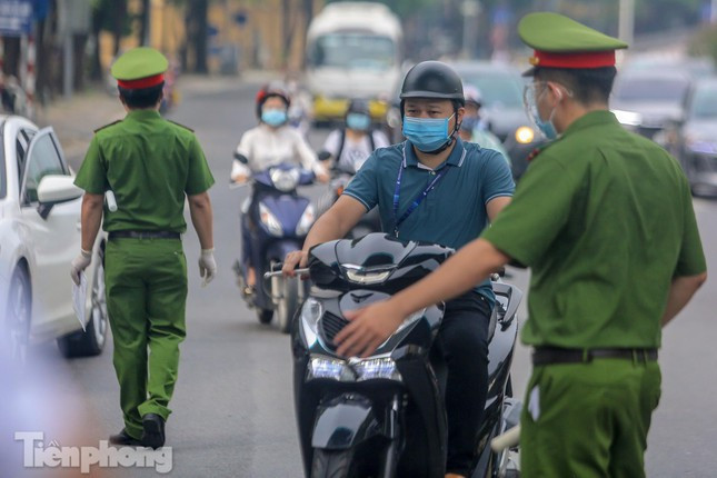 Những người không chứng minh được công việc được phân công, lịch trực sẽ được mời quay đầu xe về nhà mặc dù có giấy đi đường và giấy tờ tùy thân.