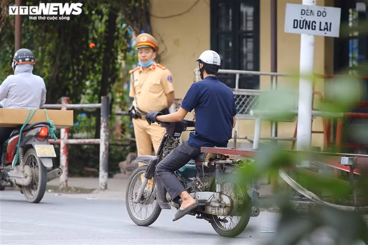 Xe máy cải tiến cũ nát, không biển số, không yếm, không gương ngang nhiên chạy qua chốt CSGT ở đoạn đường Lê Đức Đức Thọ giao với đường Giải Phóng ngày 19/3/2021. (Ảnh: VTC News)