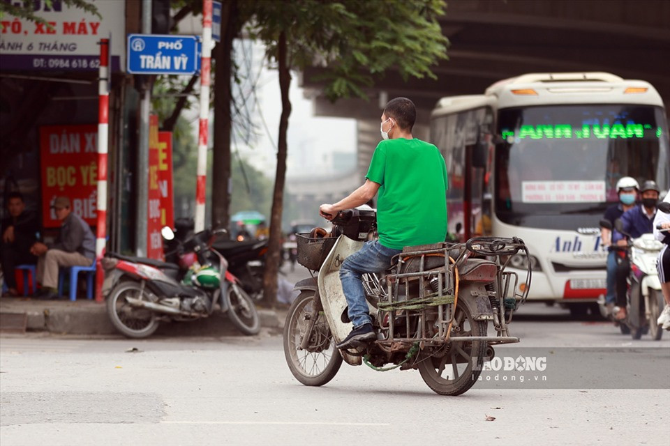 Những chiếc xe cũ kĩ này gắn liền với cuộc sống mưu sinh của không ít người dân. (Ảnh: Lao Động)