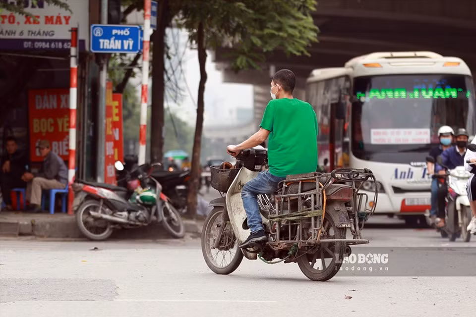 Những chiếc xe cũ kĩ này gắn liền với cuộc sống mưu sinh của không ít người dân. (Ảnh: Lao Động)