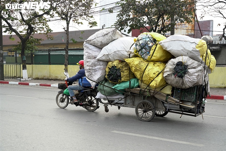 Để giảm thiểu ô nhiễm và tai nạn, Hà Nội và các tỉnh thành cần nhanh chóng triển khai kế hoạch loại bỏ những phương tiện cũ nát. (Ảnh: VTC News)