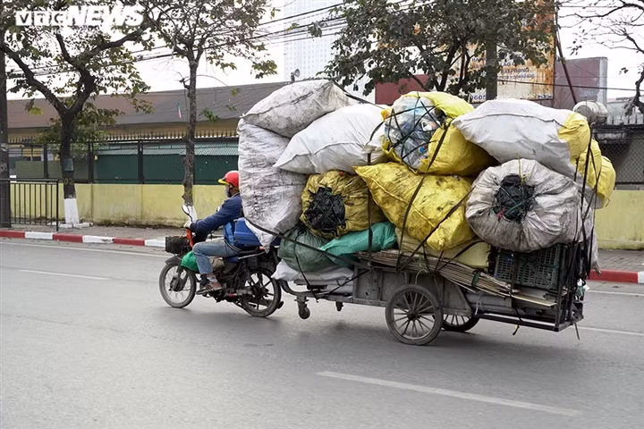 Để giảm thiểu ô nhiễm và tai nạn, Hà Nội và các tỉnh thành cần nhanh chóng triển khai kế hoạch loại bỏ những phương tiện cũ nát. (Ảnh: VTC News)