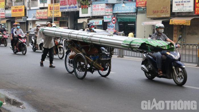 Xe chở hàng cồng kềnh ngang nhiên chạy trên phố. (Ảnh: Báo Giao Thông)