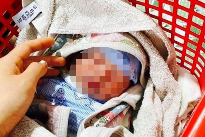  Bé trai nguyên dây rốn bị bỏ lại trước nhà dân: Ngày 4/8, UBND phường Cẩm Thạch, TP Cẩm Phả, Quảng Ninh cho biết, một bé trai sơ sinh được người dân phát hiện khi bị bỏ lại trước cửa một gia đình vào tối qua. Bé trai sơ sinh bị bỏ lại trong chiếc giỏ nhựa đặt trước cửa một gia đình hiếm muộn, bên trong giỏ kèm bức thư nhờ nuôi. 