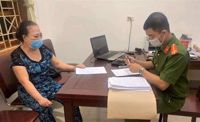  Cho vay tiền ngắn hạn với lãi suất 'cắt cổ': Trong thời gian ngắn Hoàng Thị Hường (SN 1958, trú xã Yên Sơn, huyện Đô Lương, Nghệ An) đã cho nhiều người vay tổng số tiền 2,5 tỷ đồng với lãi suất từ 25.000 đồng/1 triệu đồng/1 ngày đến 50.000 đồng/1 triệu đồng/1 ngày, thu lợi bất chính 250 triệu đồng. Ngày 4/8, Hường bị Ngày 4/8, Công an huyện Đô Lương tạm giữ.