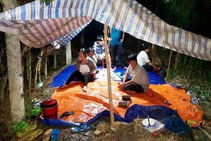  15 người lắc tài xỉu giữa cánh đồng tràm: Ngày 4/8, Công an huyện Thạnh Hóa, tỉnh Long An cho biết, vừa sử dụng xuồng máy bao vây căn lều nằm trong cánh đồng tràm, cách xa khu dân cư tại huyện Thạnh Hóa. Công an bắt quả tang 15 người đang sát phạt bằng hình thức lắc tài xỉu, thu giữ 11 điện thoại di động, 9 bộ xí ngầu, 94 triệu đồng và 14 xe máy. 
