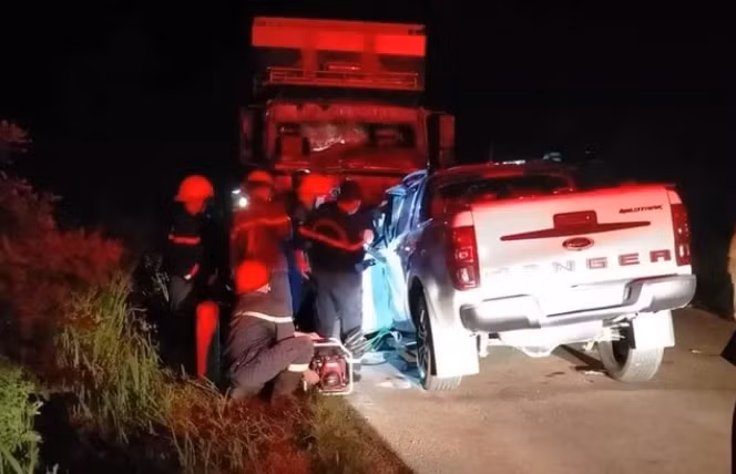 Nhận được tin báo, Đội Cảnh sát phòng cháy chữa cháy và cứu hộ cứu nạn số 6 đã điều 2 xe cứu hộ cùng 16 cán bộ, chiến sỹ tới hiện trường.