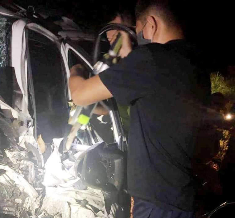 Lực lượng chức năng đã sử dụng tới các thiết bị cứu nạn cứu hộ chuyên dụng để phá khung xe bị bẹp, đưa thi thể người tử nạn và những người bị thương ra ngoài.