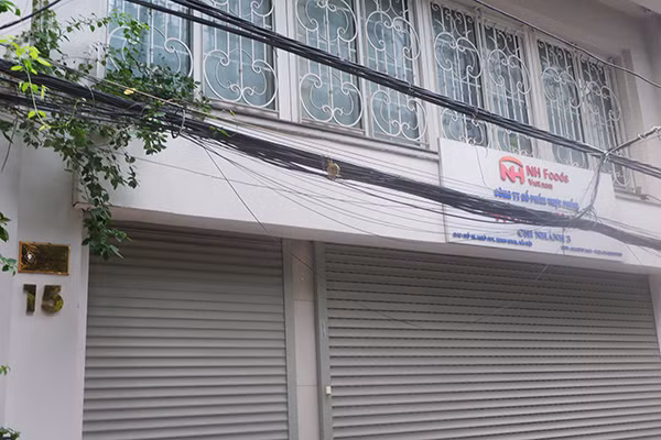 Công ty có 2 cơ sở: Cơ sở chính tại 15/651 Minh Khai, Hai Bà Trưng và kho đông lạnh tại địa chỉ 82/651 Minh Khai (nơi có nhiều nhân viên sinh sống), hoạt động lĩnh vực cung cấp thịt bò. Công ty có 43 người. Địa chỉ thứ 2 là ngõ 651 Minh Khai - nơi có 5 công ty cùng làm việc là: Công ty Tân Ngọc Lan; Công ty Thiên Linh; Công ty Minh Long, Công ty Liên Thái Bình, Công ty CP tập đoàn Century Hoàng.