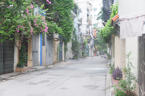 UBND phường Thanh Lương cũng yêu cầu người dân chủ động ghi nhớ lịch trình tiếp xúc hàng ngày để khai báo y tế. Nếu thấy có biểu hiện bệnh sốt ho, khó thở, mất vị giác… đề nghị liên hệ ngay với y tế phường.