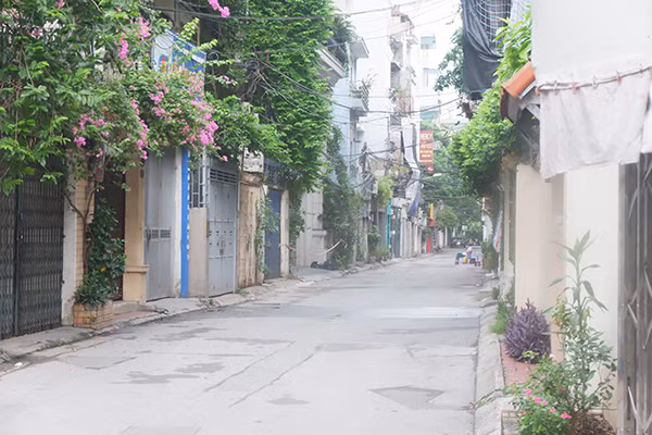 UBND phường Thanh Lương cũng yêu cầu người dân chủ động ghi nhớ lịch trình tiếp xúc hàng ngày để khai báo y tế. Nếu thấy có biểu hiện bệnh sốt ho, khó thở, mất vị giác… đề nghị liên hệ ngay với y tế phường.