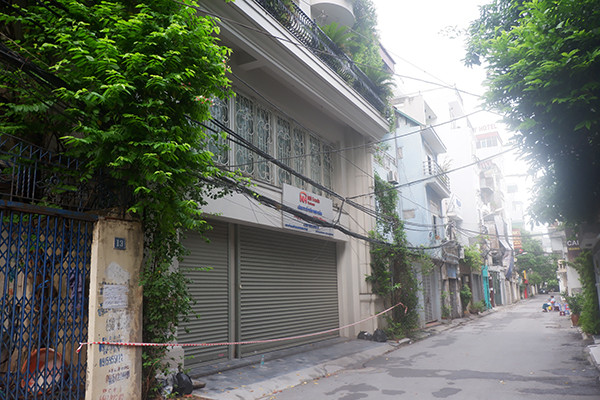 Theo Trung tâm kiểm soát bệnh tật (CDC) Hà Nội, ca chỉ điểm là bệnh nhân V.N.A., nữ, sinh năm 2000, ở Văn Chương, Đống Đa, là sinh viên thực tập tại Công ty thực phẩm (TP) Thanh Nga đến hết ngày 30/7/2021, địa chỉ 82/651 Minh Khai, Thanh Lương, Hai Bà Trưng, Hà Nội. 