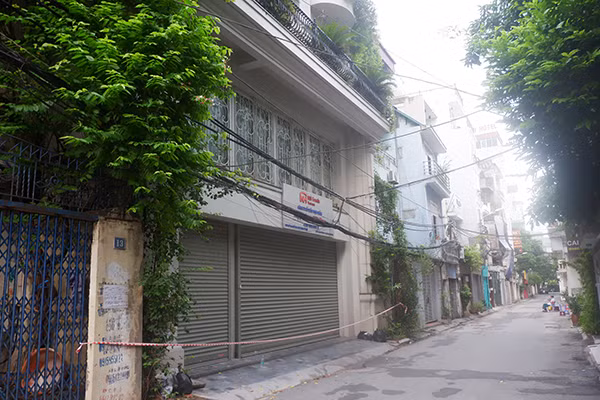 Theo Trung tâm kiểm soát bệnh tật (CDC) Hà Nội, ca chỉ điểm là bệnh nhân V.N.A., nữ, sinh năm 2000, ở Văn Chương, Đống Đa, là sinh viên thực tập tại Công ty thực phẩm (TP) Thanh Nga đến hết ngày 30/7/2021, địa chỉ 82/651 Minh Khai, Thanh Lương, Hai Bà Trưng, Hà Nội. 