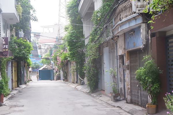 UBND phường Thanh Lương cho biết, đối với rác thải sinh hoạt, yêu cầu các hộ để vào túi nilon (riêng lúi nilon đối với rác thải y tế), buộc chặt miệng túi, thực hiện đổ rác vào thùng hoặc xe rác vào 16h30 hằng ngày để nhân viên thu gom rác xử lý, tuyệt đối không vút rác bừa bãi gây ô nhiễm môi trường, phát sinh dịch bệnh.