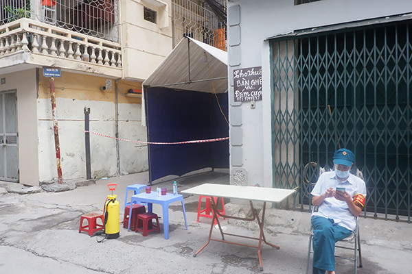 Chốt kiểm soát, tổ COVID-19 sẽ hỗ trợ chuyển hàng vào trong khu vực cách ly, đưa tới gia đình.