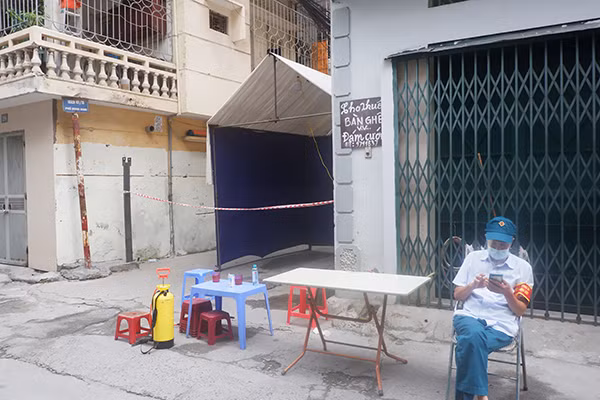 Chốt kiểm soát, tổ COVID-19 sẽ hỗ trợ chuyển hàng vào trong khu vực cách ly, đưa tới gia đình.