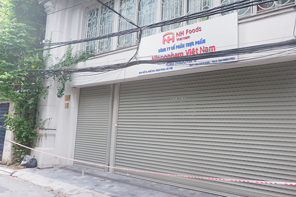 Ngày 28/7, bệnh nhân xuất hiện ho, sốt, đau họng, đến khám tại BV đa khoa Xanh Pôn cho kết quả sàng lọc dương tính SARS-CoV-2. Ngày 31/7, kết quả khẳng định tại CDC Hà Nội.