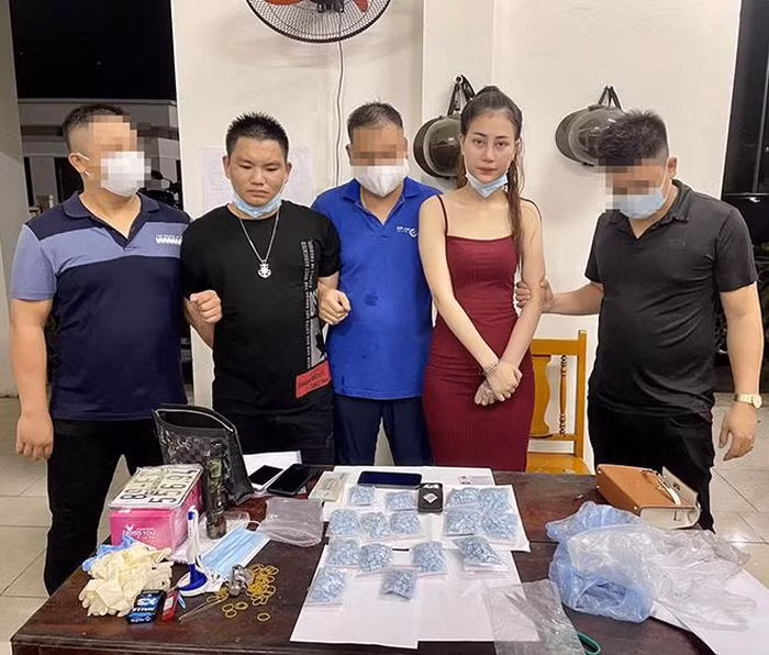 Ngày 3/8, Phòng Cảnh sát điều tra tội phạm về ma túy Công an tỉnh Bắc Giang ra quyết định khởi tố bị can, bắt tạm giam Lê Thị Bích Ngọc (22 tuổi, ở huyện Thanh Hà, tỉnh Hải Dương) và Phạm Xuân Biển (30 tuổi, ở huyện Yên Mỹ, tỉnh Hưng Yên) về tội Mua bán trái phép chất ma túy. 