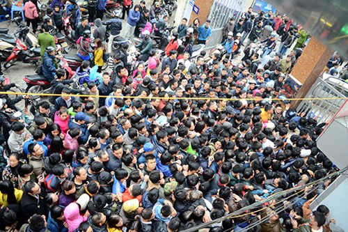 Cảnh hỗn loạn khó tin tại Phòng tiêm chủng và dịch vụ Polyvac (182 Lương Thế Vinh, Hà Nội) sáng sớm 25.12