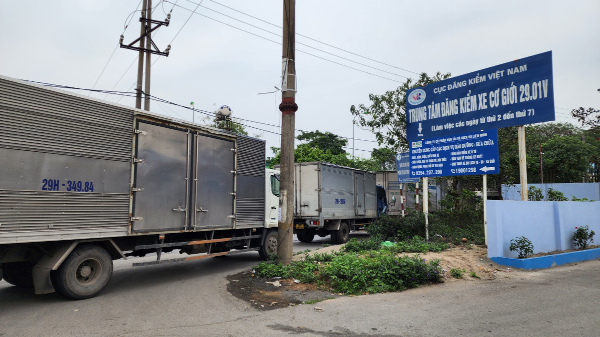 Ghi nhận của PV Báo Tri thức và Cuộc sống, từ 6h sáng ngày 15/2 Trung tâm Đăng kiểm xe cơ giới 29-01V tại xã Liên Ninh, huyện Thanh Trì, Hà Nội đã mở cửa hoạt động trở lại và đón lượng lớn phương tiện đến kiểm định.