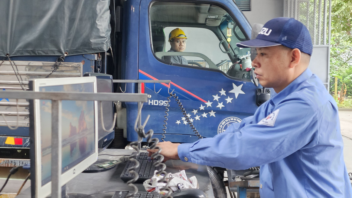 Theo anh Vũ Ngọc Anh (trú tại quận Hoàng Mai), việc cơ quan chức năng cho mở lại các Trung tâm đăng kiểm sau khi phát hiện sai phạm là chủ trương, quyết định đúng đắn và hợp lý vì giải quyết được nhu cầu của người dân, tránh trường hợp phải xếp hàng chờ đợi dài ngày.