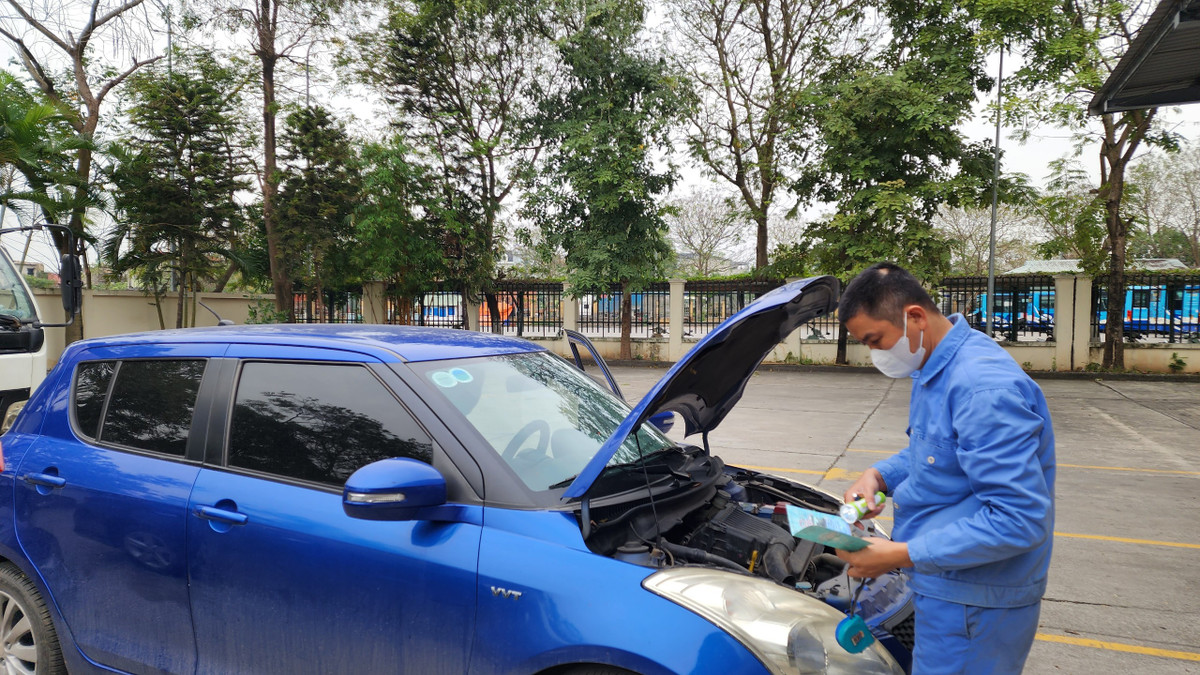 Được biết, toàn bộ cán bộ, đăng kiểm viên, kỹ thuật của Trung tâm đăng kiểm 29-01V được huy động từ các trung tâm đăng kiểm khác, trong đó có cả ông Trường (Phó Giám đốc Trung tâm 29-02V). Trước khi vận hành lại dây chuyền kiểm định, trung tâm này đã phải trang bị lại số máy móc, thiết bị vì trước đó phần lớn các thiết bị của trung tâm bị cơ quan công an thu giữ, niêm phong để điều tra sai phạm.