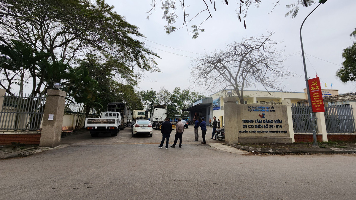 Các chủ xe kiểm tra kỹ thuật của phương tiện trước khi đưa vào trạm đăng kiểm.