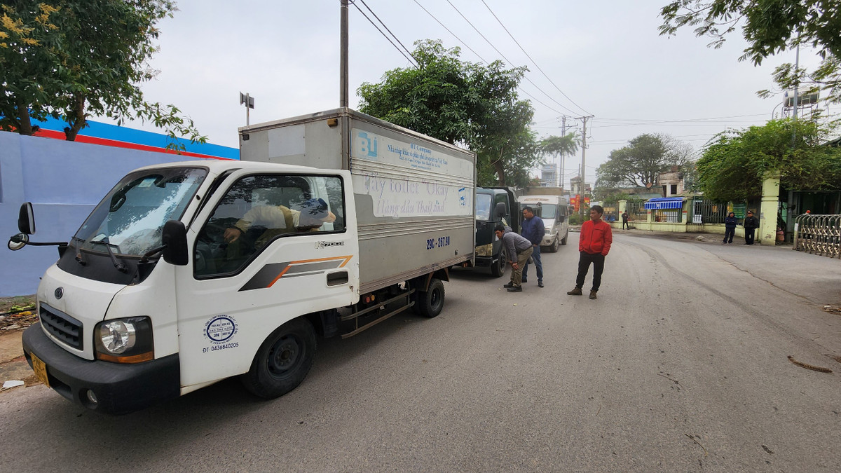 Hàng dài phương tiện nối đuôi nằm chờ kiểm định từ mép đường Quốc lộ 1A dẫn vào khu vực đăng kiểm của Trung tâm 29-01V.