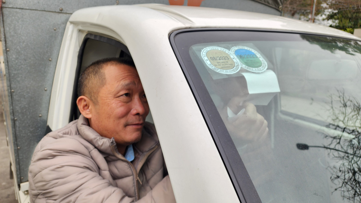 Mất 15 phút kiểm định xe, tài xế xe tải 29C-400.18 vui mừng nhận tem kiểm định. Tài xế này cho biết, đối với các phương tiện đảm bảo an toàn kỹ thuật, khâu đăng kiểm rất nhanh gọn và thuận lợi.